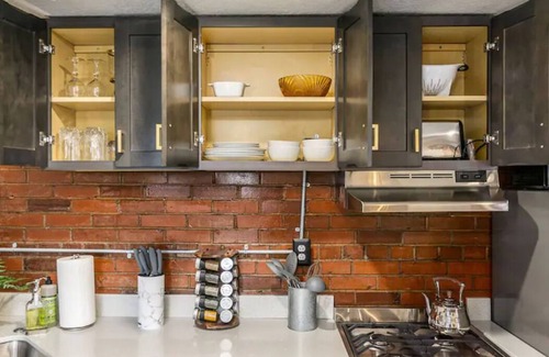East Central Apartamento | Remodeled studio -blocks from U of U - 45 min to Ski hills