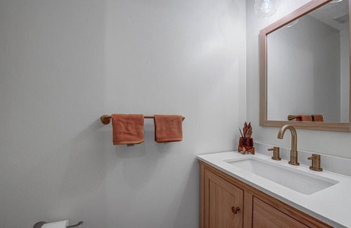 Sicklerville Casa | Remodeled stylish townhome close to major highways