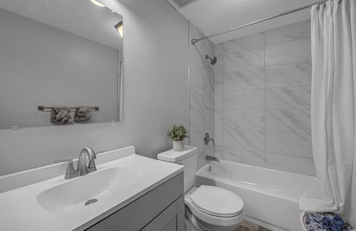 Sicklerville Casa | Remodeled stylish townhome close to major highways