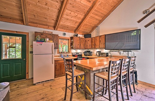 Stowe Area Cabina | Remote Cabin w/ Fire Pit: 3 Miles to Stowe Mtn!