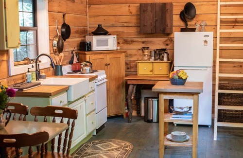Clayton Cabina | Remote cabin with creek and waterfall views 10 min from town