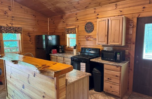 Logan Cabina | Lujoso- Forest Edge Cabin-Vista al bosque-Cabaña-Baño Privado