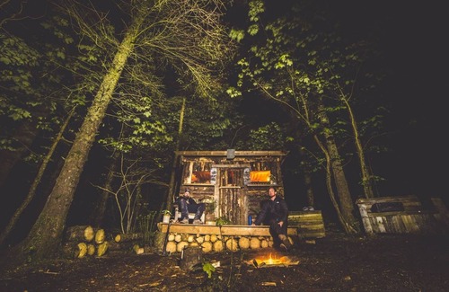 Newquay Alquiler De RV | Noche de campamento salvaje: experiencia de campamento privado | 4 tiendas