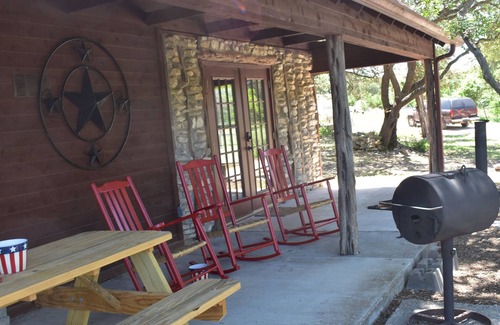 Hunt Cabina | Hill Country Hideaway en The Guadalupe, Private Lake & Pet Friendly