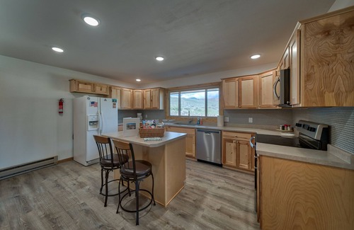 Wapiti Casa | Rendezvous Lodge - A secluded, western getaway in the beautiful Wapiti Valley.