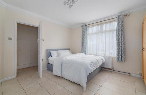 Mayesbrook Casa | Renee's Place, 9 Guests, 10 mins walk to Becontree Station, Free Parking