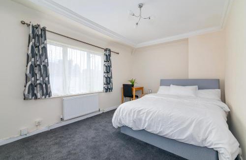 Mayesbrook Casa | Renee's Place, 9 Guests, 10 mins walk to Becontree Station, Free Parking