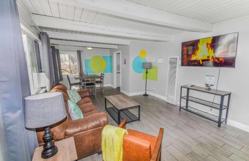 Northeast Reno Casa | Reno Upper Unit with King Bed & Pull-Out Couch