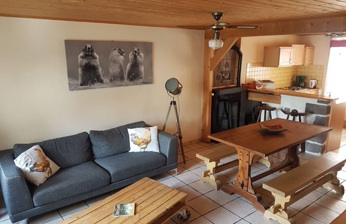 Besse-en-Chandesse Casa | Casa de pueblo renovada clasificación 3 *** capacidad para 6 personas