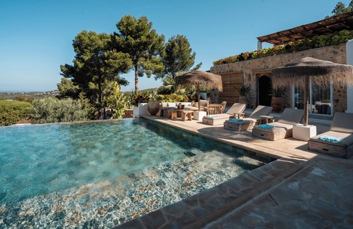 Sant Josep de sa Talaia Villa | Finca renovada, piscina, terraza y jardín, vistas al mar y al atardecer.