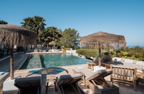 Sant Josep de sa Talaia Villa | Finca renovada, piscina, terraza y jardín, vistas al mar y al atardecer.
