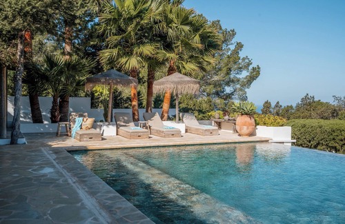 Sant Josep de sa Talaia Villa | Finca renovada, piscina, terraza y jardín, vistas al mar y al atardecer.