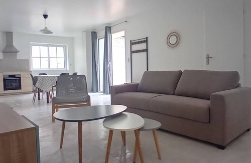 Saint-Georges-d'Oleron Casa | Renovated vacation home fully equipped enclosed grounds saint georges d'oléron