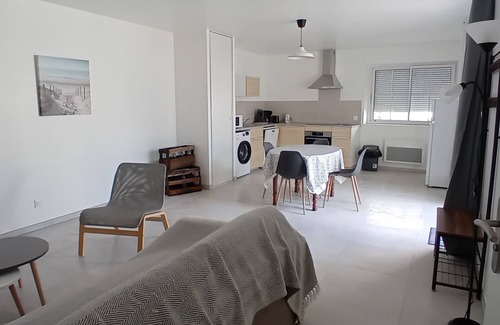 Saint-Georges-d'Oleron Casa | Renovated vacation home fully equipped enclosed grounds saint georges d'oléron