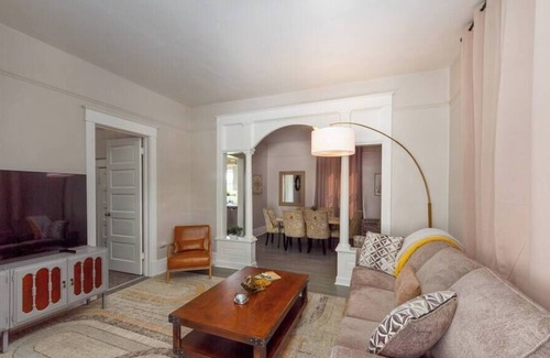 West Central Apartamento | Renovated 1 Bed, 1 Bath, KING BED! Near Downtown!