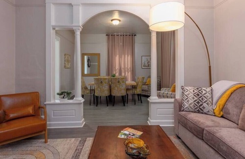 West Central Apartamento | Renovated 1 Bed, 1 Bath, KING BED! Near Downtown!