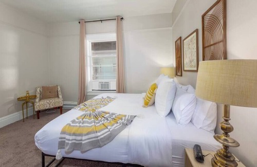 West Central Apartamento | Renovated 1 Bed, 1 Bath, KING BED! Near Downtown!