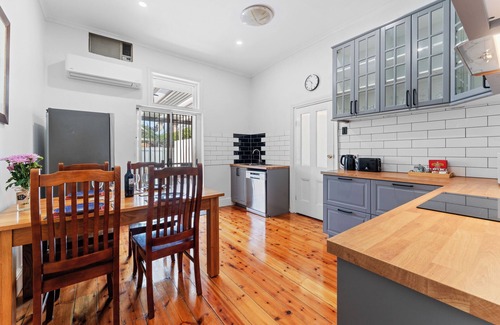 Adelaide Central Business District Cabaña | Renovated 1880s Cottage