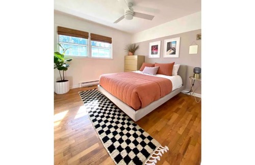 Myrtle Grove Casa | Renovated 1970’s Brick Rancher - 10 miles to the beach!