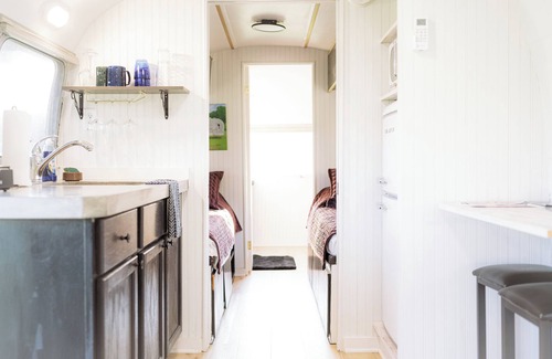 Westville Alquiler De RV | Renovated 1971 Airstream on an 80 acre animal rescue farm in Westville IN