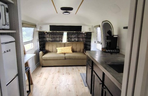 Westville Alquiler De RV | Renovated 1971 Airstream on an 80 acre animal rescue farm in Westville IN