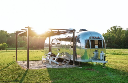 Westville Alquiler De RV | Renovated 1971 Airstream on an 80 acre animal rescue farm in Westville IN