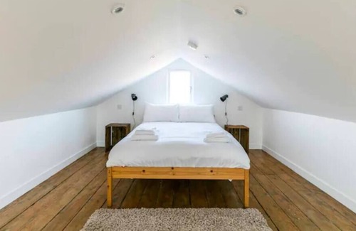 Histon Condominio | Renovated 19th Century Barn with Free Parking