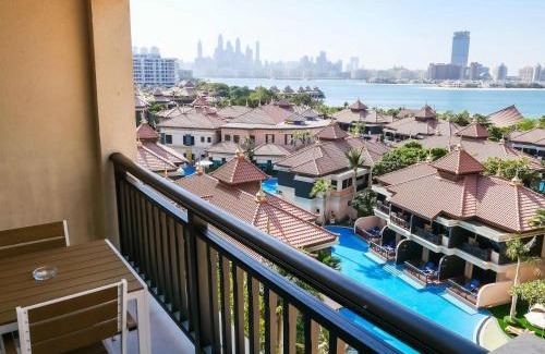 Palm Jumeirah Apartamento | Renovated 1BR Haven in 5 Star Resort