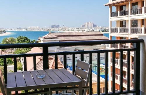 Palm Jumeirah Apartamento | Renovated 1BR Haven in 5 Star Resort
