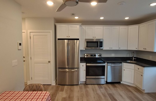 Overbrook Apartamento | Renovated, 1BR, Luxury Amenities, Nice Neighbors, Quiet Pets OK, AC, Essentials