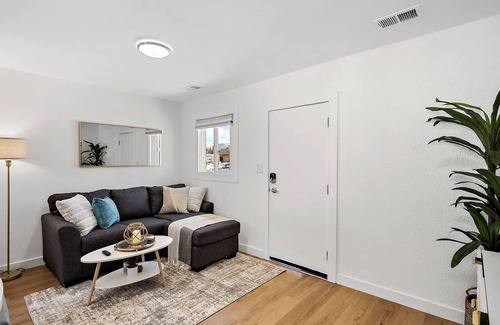 East Old Golden Rd Apartamento | Renovated 2/1 in Golden Close to I-70/Foothills