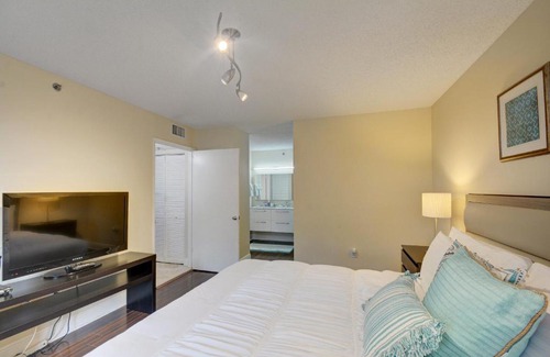 Aventura Apartamento | Renovated 2/2 Unit at Yacht Club/Aventura