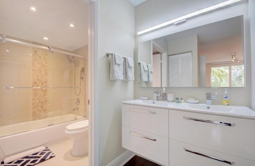 Aventura Apartamento | Renovated 2/2 Unit at Yacht Club/Aventura
