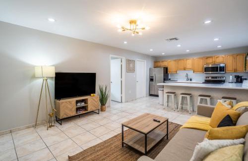 Allapattah Apartamento | Renovated 2 BD Home w/Private Parking, Gallery & W/D