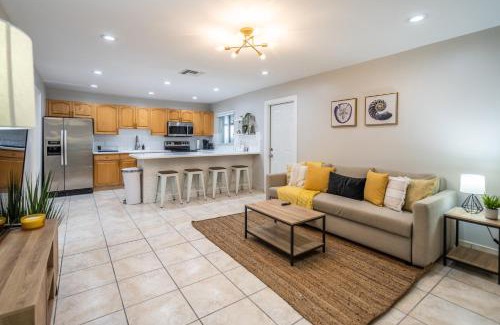 Allapattah Apartamento | Renovated 2 BD Home w/Private Parking, Gallery & W/D
