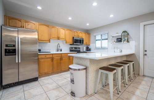 Allapattah Apartamento | Renovated 2 BD Home w/Private Parking, Gallery & W/D