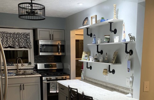 Lorain Casa | Renovated 2 bedroom / 1 bathroom house with large garage.