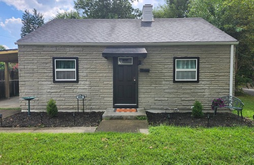 Jeffersonville Casa | Renovated 2 BR Oasis in Jeffersonville - 10 Mins to Louisville - with Yard