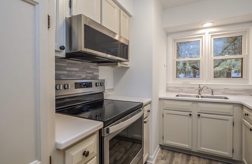 Tarpon Pond Casa | Renovated 2 BR + Loft/2BA Tarpon Pond Cottage! Great Views! Amenity Cards & Pets!