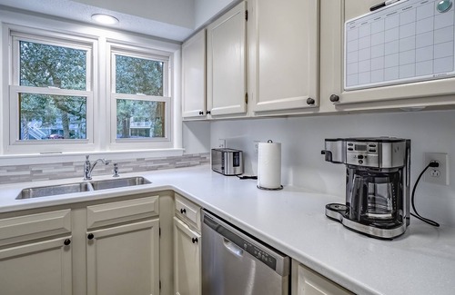 Tarpon Pond Casa | Renovated 2 BR + Loft/2BA Tarpon Pond Cottage! Great Views! Amenity Cards & Pets!