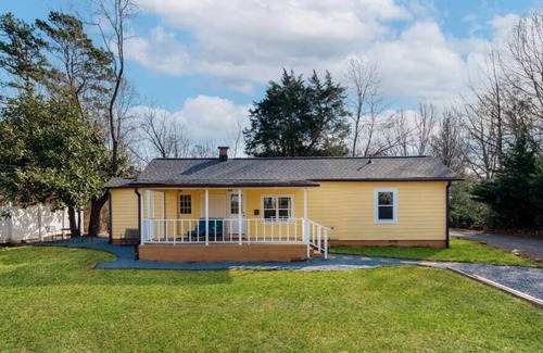Waxhaw Casa | Renovated (2 for 1) Mellow Yellow near DT Waxhaw