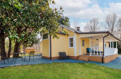 Waxhaw Casa | Renovated (2 for 1) Mellow Yellow near DT Waxhaw