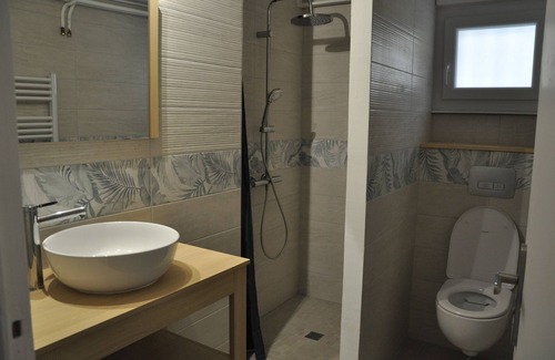 Peloux-Mail Apartamento | Renovated 2-room apartment on first floor near train station