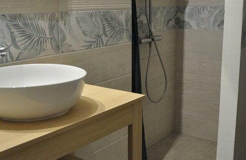Peloux-Mail Apartamento | Renovated 2-room apartment on first floor near train station