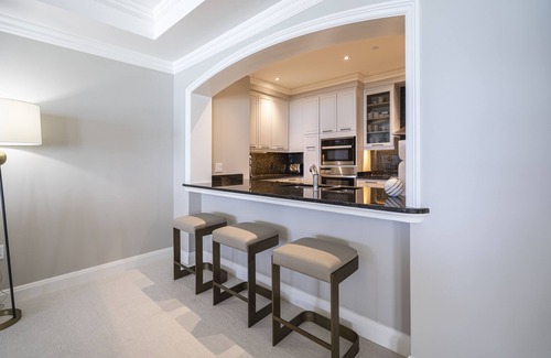 Seven Mile Beach Condominio | Renovated 207 South Oceanfront Residence Located at The Ritz-Carlton