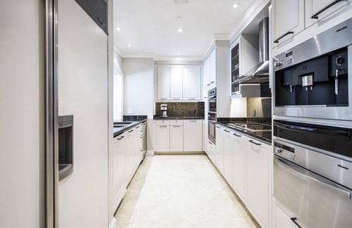 Seven Mile Beach Condominio | Renovated 207 South Oceanfront Residence Located at The Ritz-Carlton