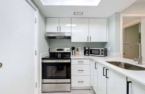 Lauderdale Harbours Condominio | Renovated 2BR with Pool & Modern Amenities
