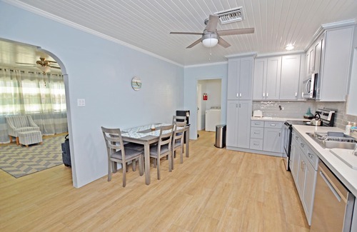 Spanish Wells Casa | Renovated 3 bedrooms / 2 bath. 2-minute walk to the beach!
