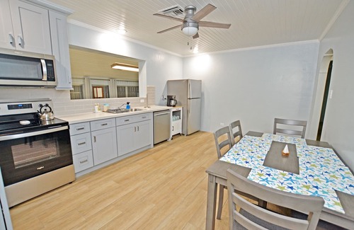 Spanish Wells Casa | Renovated 3 bedrooms / 2 bath. 2-minute walk to the beach!
