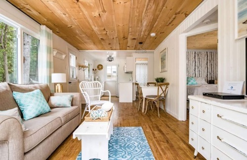 Sauble Beach Cabaña | Renovated 3 Bedroom vacation cottage! 2 minute walk to the Beach! SummerBreeze